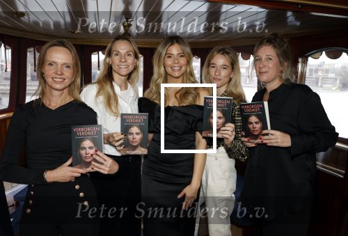 Amsterdam 18 november 2025
Boekpresentatie Stephanie Tency op een mooie salonboot. Stephanie Tency met mensen van uitgeverij