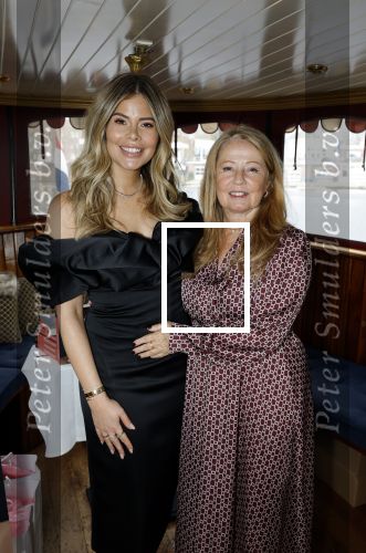 Amsterdam 18 november 2025
Boekpresentatie Stephanie Tency op een mooie salonboot. Stephanie Tency met moeder