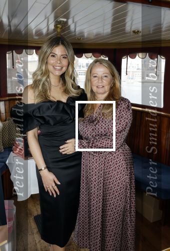 Amsterdam 18 november 2025
Boekpresentatie Stephanie Tency op een mooie salonboot. Stephanie Tency met moeder