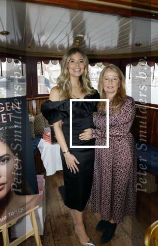 Amsterdam 18 november 2025
Boekpresentatie Stephanie Tency op een mooie salonboot. Stephanie Tency met moeder