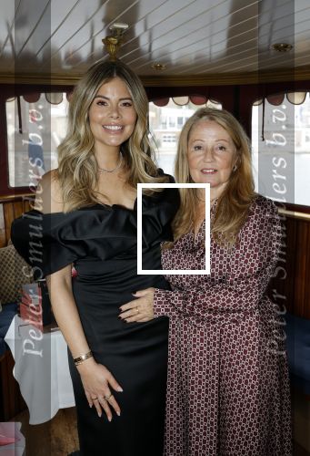 Amsterdam 18 november 2025
Boekpresentatie Stephanie Tency op een mooie salonboot. Stephanie Tency met moeder