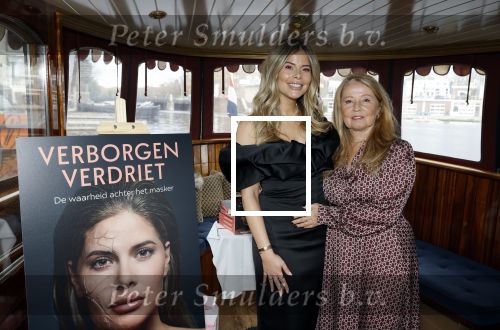 Amsterdam 18 november 2025
Boekpresentatie Stephanie Tency op een mooie salonboot. Stephanie Tency met moeder