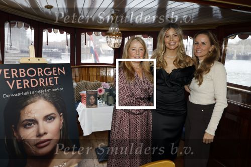 Amsterdam 18 november 2025
Boekpresentatie Stephanie Tency op een mooie salonboot. Stephanie Tency met zus en moeder
