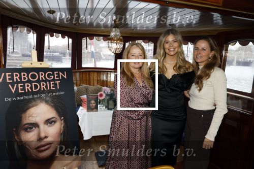 Amsterdam 18 november 2025
Boekpresentatie Stephanie Tency op een mooie salonboot. Stephanie Tency met zus en moeder