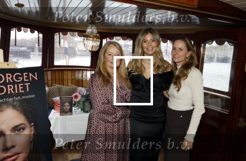 Amsterdam 18 november 2025
Boekpresentatie Stephanie Tency op een mooie salonboot. Stephanie Tency met zus en moeder