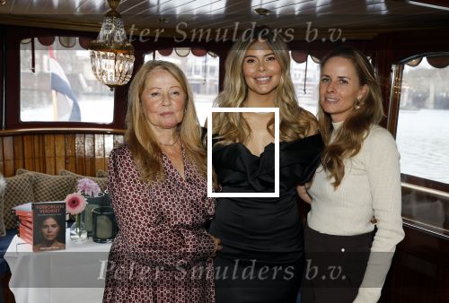 Amsterdam 18 november 2025
Boekpresentatie Stephanie Tency op een mooie salonboot. Stephanie Tency met zus en moeder