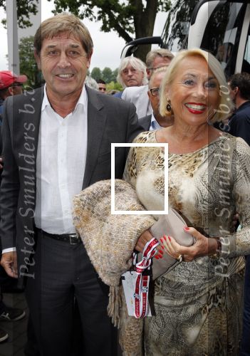 Amsterdam 3 juli 2013
Sjaak Swart 75 jaar . Hij viert dat met een wedstrijd met oud ajax spelers in het Olympisch stadion.
Peter Smulders bv