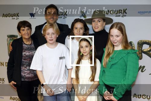 Amsterdam 4 november 2025
Premiere Augurk aan zee in Tuschinski met de cast die bestaat uit oa Monic Hendrickx Martin v Waardenberg Olga Zuiderhoek Jelka v Houten Frank Lammers Peter v d Begin en Tibor Lukacs. Robert v Hemert heeft de titelsong geschreven .