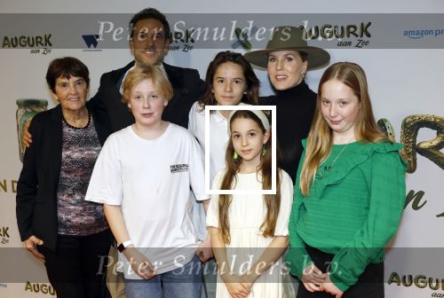 Amsterdam 4 november 2025
Premiere Augurk aan zee in Tuschinski met de cast die bestaat uit oa Monic Hendrickx Martin v Waardenberg Olga Zuiderhoek Jelka v Houten Frank Lammers Peter v d Begin en Tibor Lukacs. Robert v Hemert heeft de titelsong geschreven .