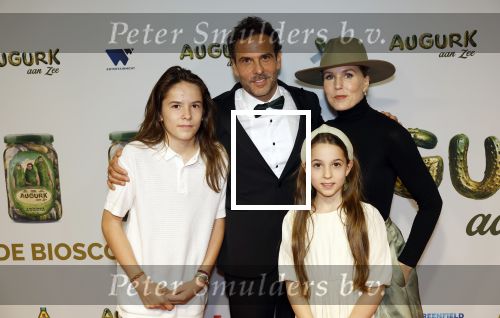 Amsterdam 4 november 2025
Premiere Augurk aan zee in Tuschinski met de cast die bestaat uit oa Monic Hendrickx Martin v Waardenberg Olga Zuiderhoek Jelka v Houten Frank Lammers Peter v d Begin en Tibor Lukacs. Robert v Hemert heeft de titelsong geschreven .