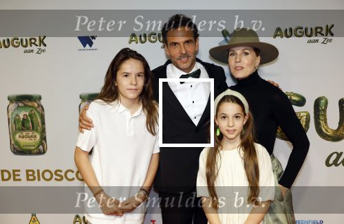 Amsterdam 4 november 2025
Premiere Augurk aan zee in Tuschinski met de cast die bestaat uit oa Monic Hendrickx Martin v Waardenberg Olga Zuiderhoek Jelka v Houten Frank Lammers Peter v d Begin en Tibor Lukacs. Robert v Hemert heeft de titelsong geschreven .