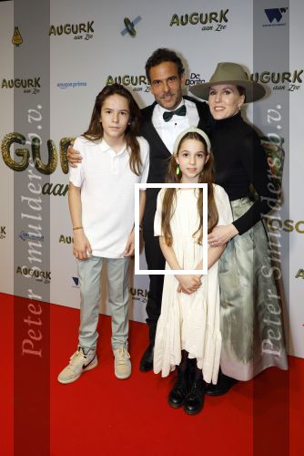 Amsterdam 4 november 2025
Premiere Augurk aan zee in Tuschinski met de cast die bestaat uit oa Monic Hendrickx Martin v Waardenberg Olga Zuiderhoek Jelka v Houten Frank Lammers Peter v d Begin en Tibor Lukacs. Robert v Hemert heeft de titelsong geschreven .
