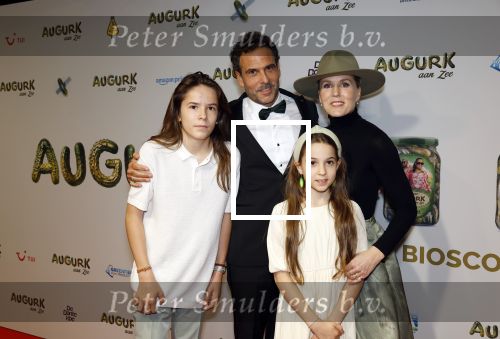 Amsterdam 4 november 2025
Premiere Augurk aan zee in Tuschinski met de cast die bestaat uit oa Monic Hendrickx Martin v Waardenberg Olga Zuiderhoek Jelka v Houten Frank Lammers Peter v d Begin en Tibor Lukacs. Robert v Hemert heeft de titelsong geschreven .