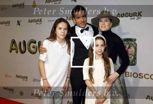 Amsterdam 4 november 2025
Premiere Augurk aan zee in Tuschinski met de cast die bestaat uit oa Monic Hendrickx Martin v Waardenberg Olga Zuiderhoek Jelka v Houten Frank Lammers Peter v d Begin en Tibor Lukacs. Robert v Hemert heeft de titelsong geschreven .