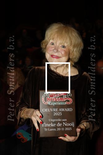 Laren 20 november 2025
Tineke de Nooij krijgt uit handen van Johan Vlemmix een oeuvre award in Rosa Spierhuis.