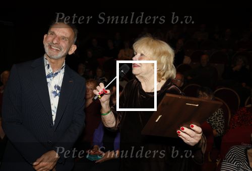 Laren 20 november 2025
Tineke de Nooij krijgt uit handen van Johan Vlemmix een oeuvre award in Rosa Spierhuis.