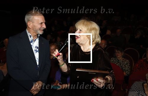 Laren 20 november 2025
Tineke de Nooij krijgt uit handen van Johan Vlemmix een oeuvre award in Rosa Spierhuis.