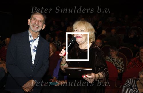 Laren 20 november 2025
Tineke de Nooij krijgt uit handen van Johan Vlemmix een oeuvre award in Rosa Spierhuis.