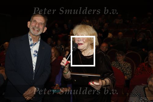Laren 20 november 2025
Tineke de Nooij krijgt uit handen van Johan Vlemmix een oeuvre award in Rosa Spierhuis.