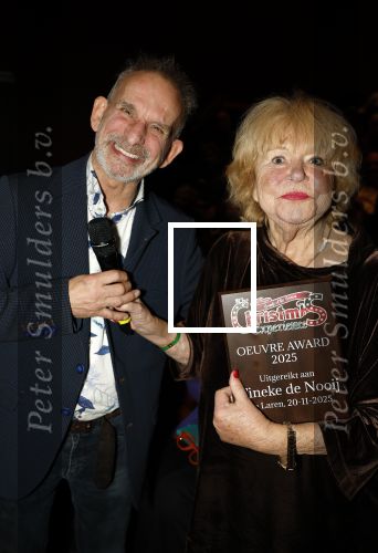 Laren 20 november 2025
Tineke de Nooij krijgt uit handen van Johan Vlemmix een oeuvre award in Rosa Spierhuis.