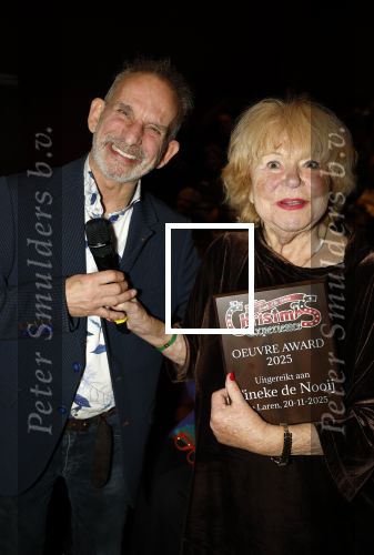 Laren 20 november 2025
Tineke de Nooij krijgt uit handen van Johan Vlemmix een oeuvre award in Rosa Spierhuis.