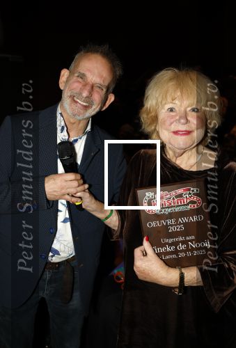 Laren 20 november 2025
Tineke de Nooij krijgt uit handen van Johan Vlemmix een oeuvre award in Rosa Spierhuis.