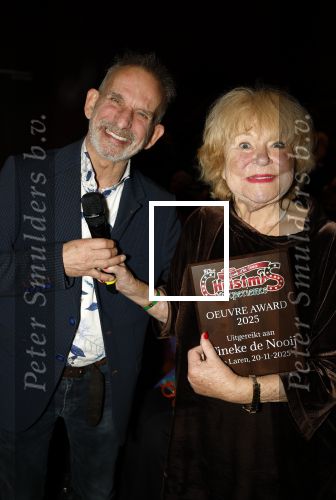 Laren 20 november 2025
Tineke de Nooij krijgt uit handen van Johan Vlemmix een oeuvre award in Rosa Spierhuis.