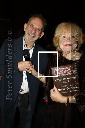 Laren 20 november 2025
Tineke de Nooij krijgt uit handen van Johan Vlemmix een oeuvre award in Rosa Spierhuis.