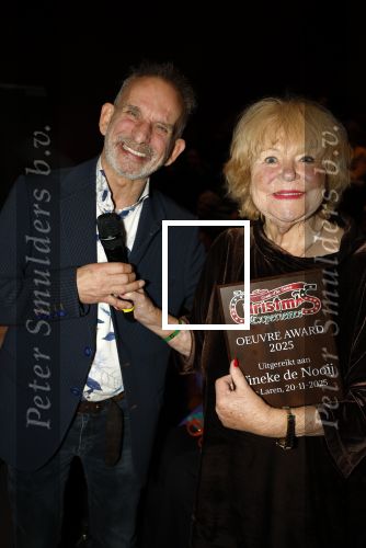 Laren 20 november 2025
Tineke de Nooij krijgt uit handen van Johan Vlemmix een oeuvre award in Rosa Spierhuis.