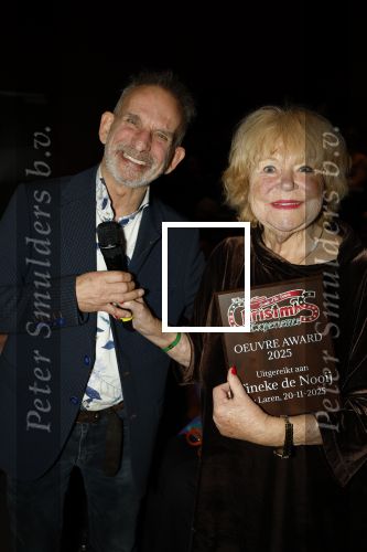 Laren 20 november 2025
Tineke de Nooij krijgt uit handen van Johan Vlemmix een oeuvre award in Rosa Spierhuis.
