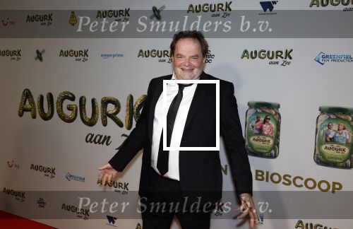 Amsterdam 4 november 2025
Premiere Augurk aan zee in Tuschinski met de cast die bestaat uit oa Monic Hendrickx Martin v Waardenberg Olga Zuiderhoek Jelka v Houten Frank Lammers Peter v d Begin en Tibor Lukacs. Robert v Hemert heeft de titelsong geschreven . Victor Low met zoon (l)