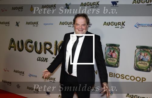 Amsterdam 4 november 2025
Premiere Augurk aan zee in Tuschinski met de cast die bestaat uit oa Monic Hendrickx Martin v Waardenberg Olga Zuiderhoek Jelka v Houten Frank Lammers Peter v d Begin en Tibor Lukacs. Robert v Hemert heeft de titelsong geschreven . Victor Low met zoon (l)