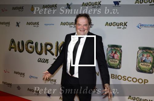 Amsterdam 4 november 2025
Premiere Augurk aan zee in Tuschinski met de cast die bestaat uit oa Monic Hendrickx Martin v Waardenberg Olga Zuiderhoek Jelka v Houten Frank Lammers Peter v d Begin en Tibor Lukacs. Robert v Hemert heeft de titelsong geschreven . Victor Low met zoon (l)