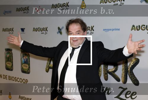 Amsterdam 4 november 2025
Premiere Augurk aan zee in Tuschinski met de cast die bestaat uit oa Monic Hendrickx Martin v Waardenberg Olga Zuiderhoek Jelka v Houten Frank Lammers Peter v d Begin en Tibor Lukacs. Robert v Hemert heeft de titelsong geschreven . Victor Low met zoon (l)
