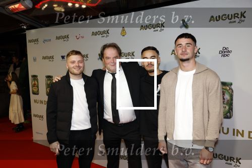 Amsterdam 4 november 2025
Premiere Augurk aan zee in Tuschinski met de cast die bestaat uit oa Monic Hendrickx Martin v Waardenberg Olga Zuiderhoek Jelka v Houten Frank Lammers Peter v d Begin en Tibor Lukacs. Robert v Hemert heeft de titelsong geschreven . Victor Low met zoon (l)