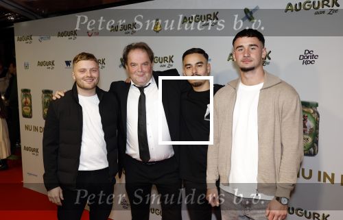 Amsterdam 4 november 2025
Premiere Augurk aan zee in Tuschinski met de cast die bestaat uit oa Monic Hendrickx Martin v Waardenberg Olga Zuiderhoek Jelka v Houten Frank Lammers Peter v d Begin en Tibor Lukacs. Robert v Hemert heeft de titelsong geschreven . Victor Low met zoon (l)