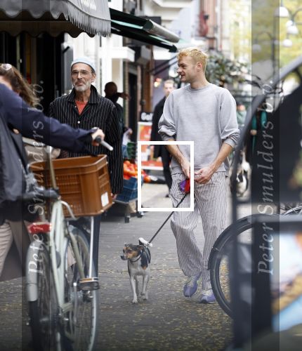 Amsterdam 13 oktober 2025
Viktor Horsting met nieuwe liefde en hondje hand in hand op straat in Amsterdam zuid.