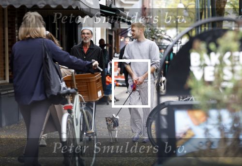 Amsterdam 13 oktober 2025
Viktor Horsting met nieuwe liefde en hondje hand in hand op straat in Amsterdam zuid.