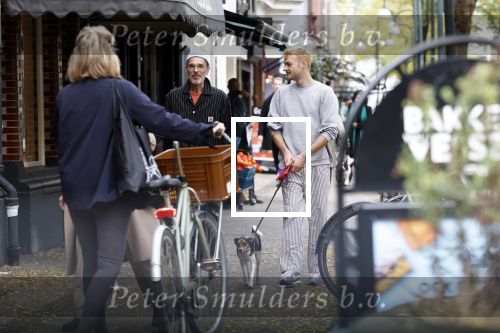 Amsterdam 13 oktober 2025
Viktor Horsting met nieuwe liefde en hondje hand in hand op straat in Amsterdam zuid.