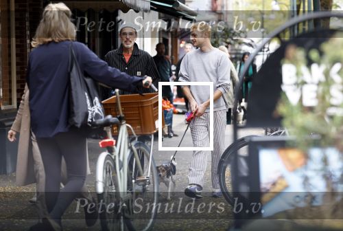 Amsterdam 13 oktober 2025
Viktor Horsting met nieuwe liefde en hondje hand in hand op straat in Amsterdam zuid.