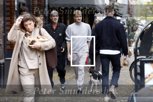 Amsterdam 13 oktober 2025
Viktor Horsting met nieuwe liefde en hondje hand in hand op straat in Amsterdam zuid.