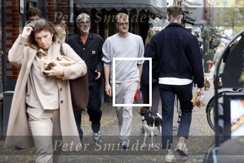 Amsterdam 13 oktober 2025
Viktor Horsting met nieuwe liefde en hondje hand in hand op straat in Amsterdam zuid.