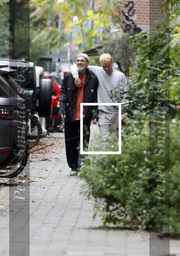 Amsterdam 13 oktober 2025
Viktor Horsting met nieuwe liefde en hondje hand in hand op straat in Amsterdam zuid.