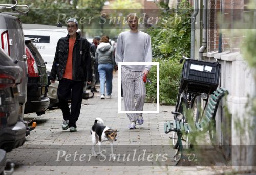 Amsterdam 13 oktober 2025
Viktor Horsting met nieuwe liefde en hondje hand in hand op straat in Amsterdam zuid.