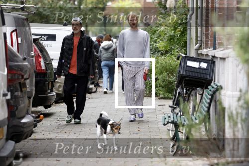 Amsterdam 13 oktober 2025
Viktor Horsting met nieuwe liefde en hondje hand in hand op straat in Amsterdam zuid.