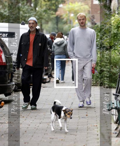 Amsterdam 13 oktober 2025
Viktor Horsting met nieuwe liefde en hondje hand in hand op straat in Amsterdam zuid.