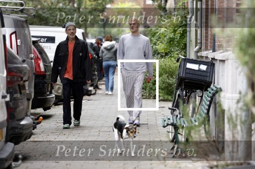 Amsterdam 13 oktober 2025
Viktor Horsting met nieuwe liefde en hondje hand in hand op straat in Amsterdam zuid.
