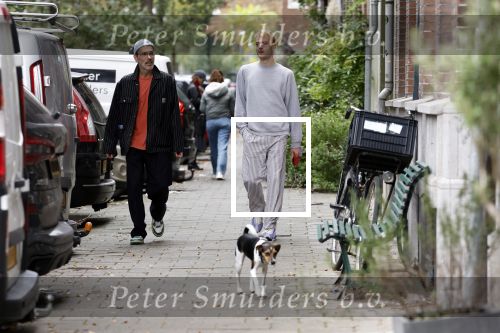 Amsterdam 13 oktober 2025
Viktor Horsting met nieuwe liefde en hondje hand in hand op straat in Amsterdam zuid.