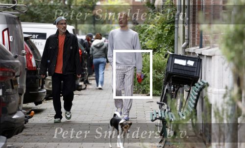 Amsterdam 13 oktober 2025
Viktor Horsting met nieuwe liefde en hondje hand in hand op straat in Amsterdam zuid.