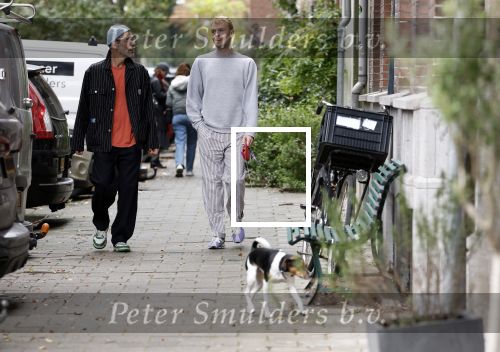 Amsterdam 13 oktober 2025
Viktor Horsting met nieuwe liefde en hondje hand in hand op straat in Amsterdam zuid.